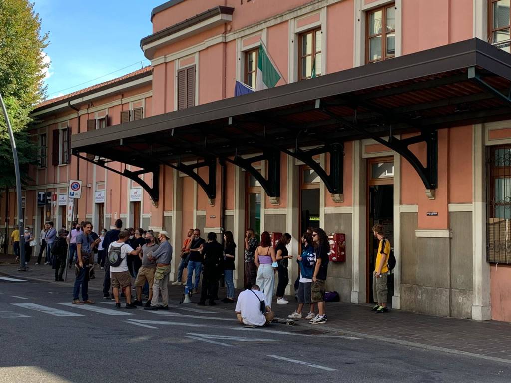 Salvini a Saronno, la contestazione degli anarchici davanti alla stazione