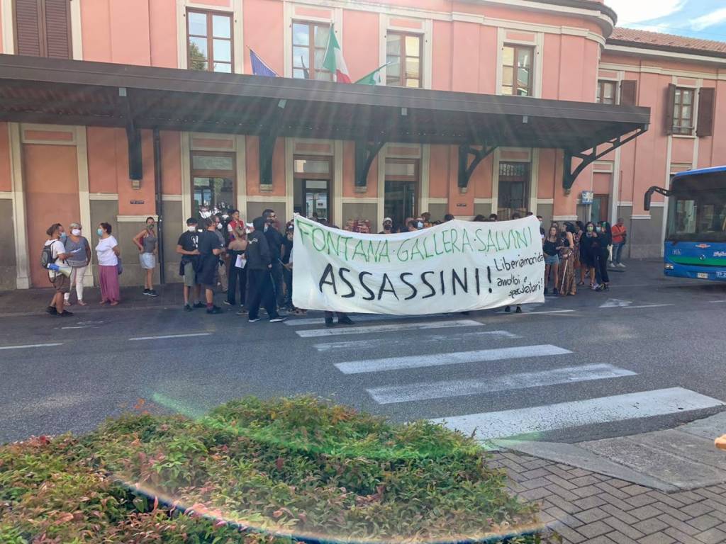 Salvini a Saronno, la contestazione degli anarchici davanti alla stazione