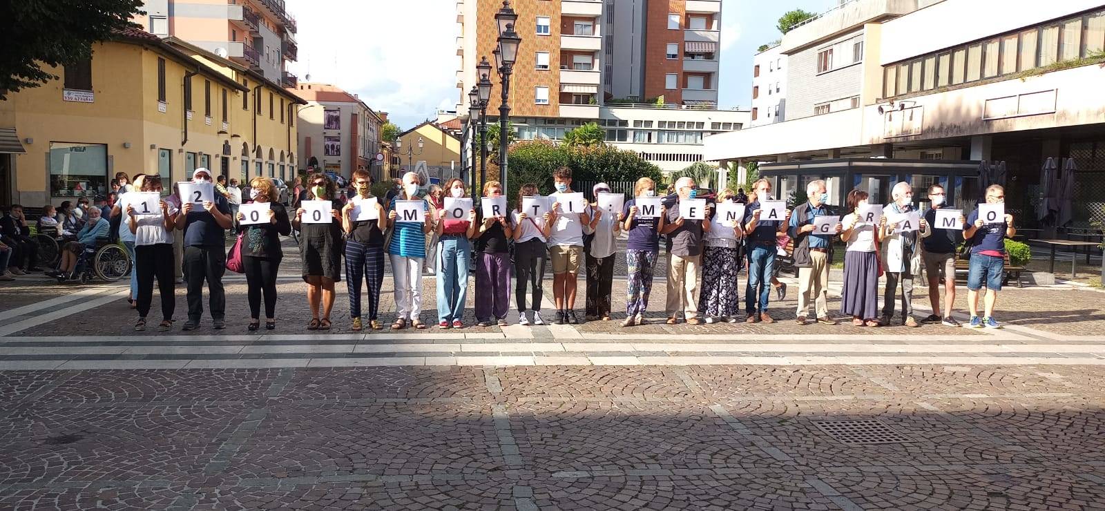 Salvini a Saronno, la contestazione degli anarchici davanti alla stazione