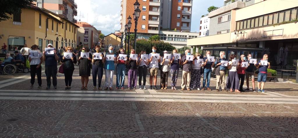 Salvini a Saronno, la contestazione degli anarchici davanti alla stazione