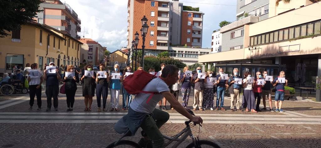 Salvini a Saronno, la contestazione degli anarchici davanti alla stazione