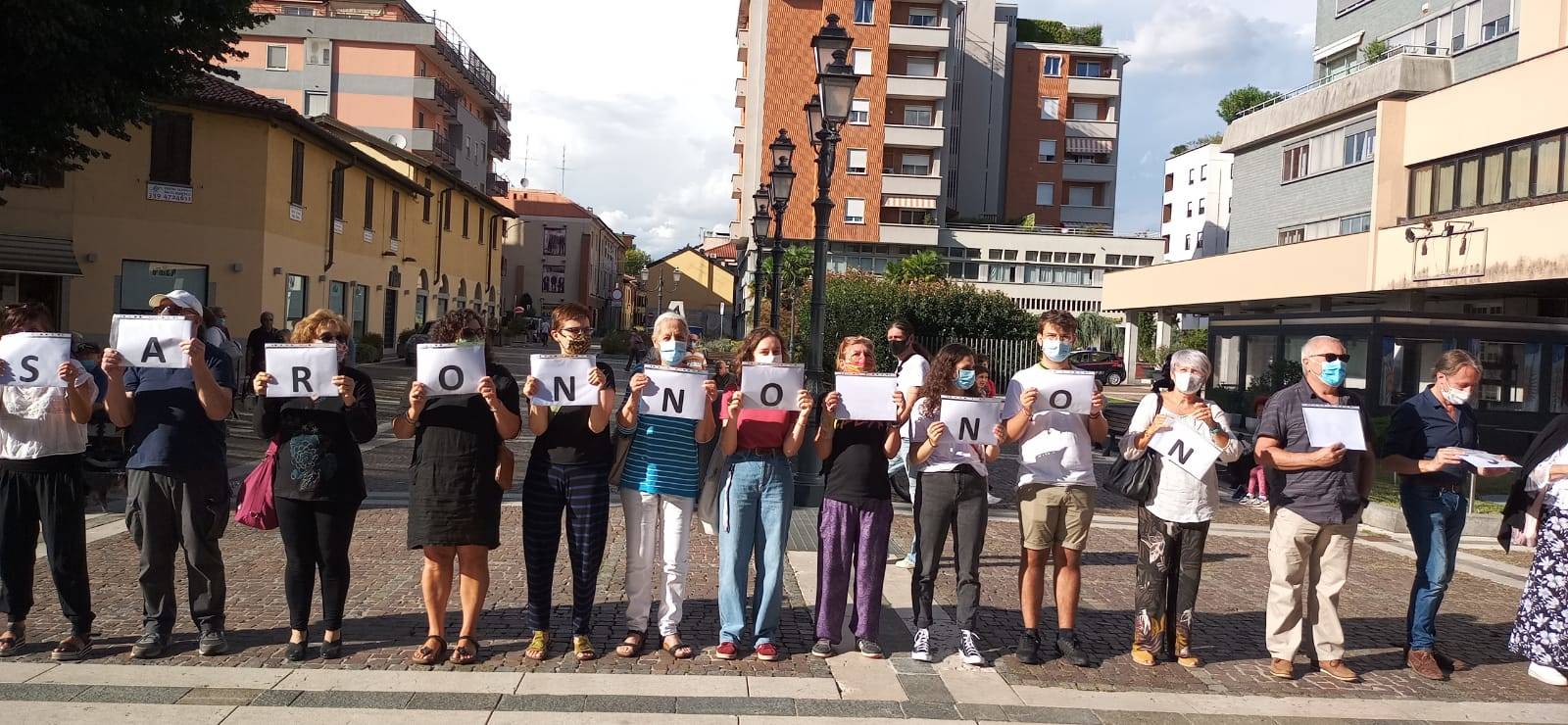 Salvini a Saronno, la contestazione degli anarchici davanti alla stazione