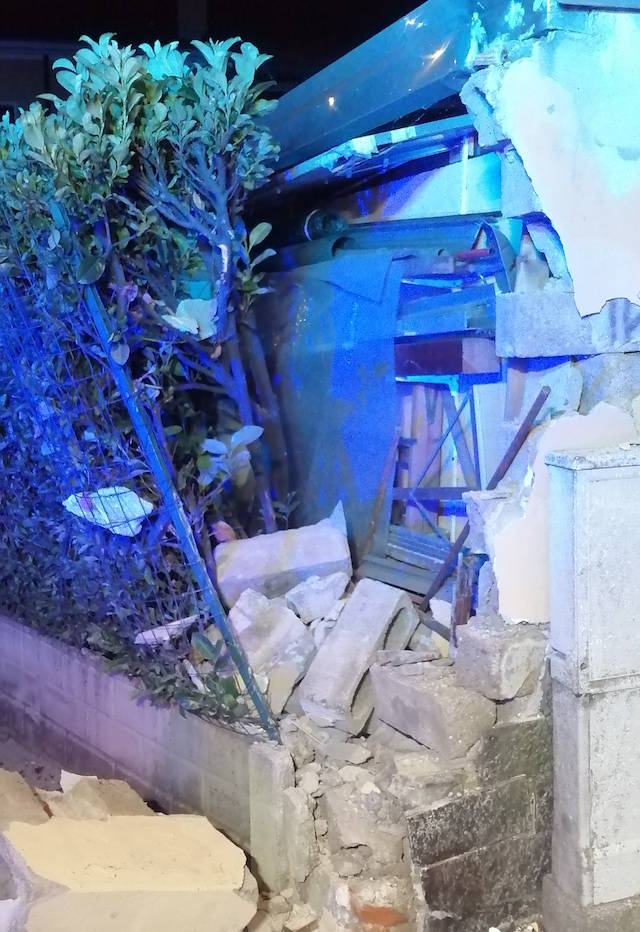 Auto fuori strada, devastata recinzione a Gallarate