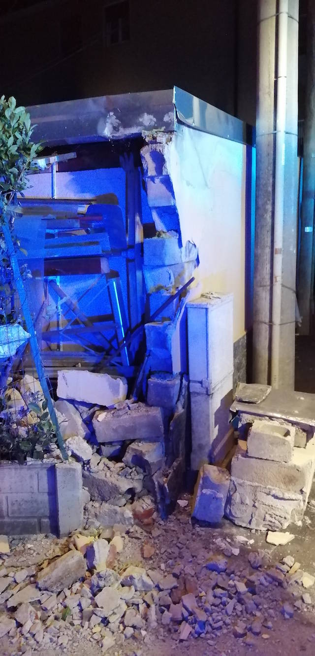 Auto fuori strada, devastata recinzione a Gallarate