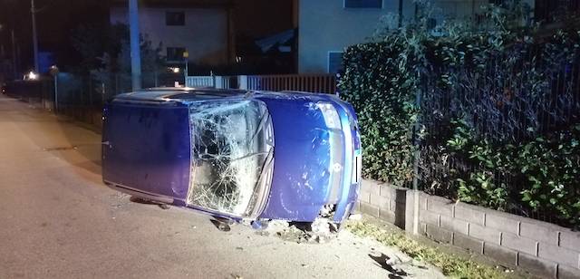 Auto fuori strada, devastata recinzione a Gallarate