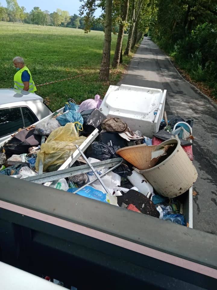 Cogliate/ Misinto: volontari ripuliscono la strada da erbacce e rifiuti