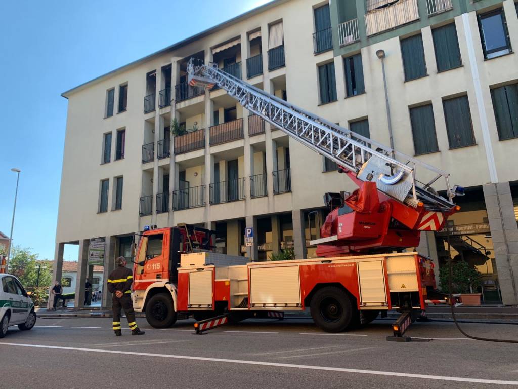 incendio busto arsizio vigili del fuoco autoscala