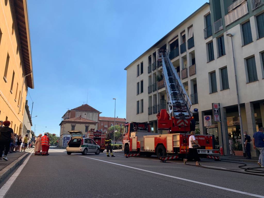 incendio busto arsizio vigili del fuoco autoscala