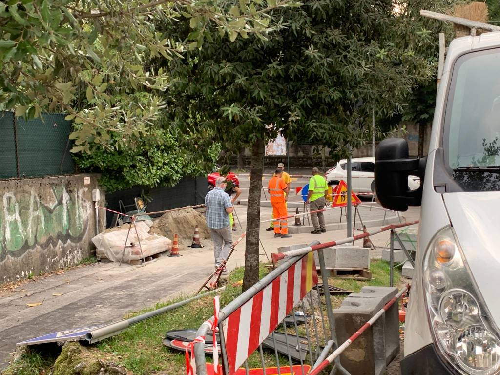 Lavori in corso il primo giorno di scuola nel marciapiede che porta ai licei