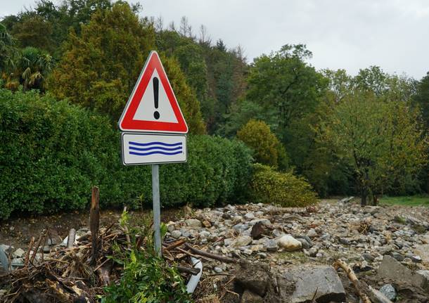 Lungo il letto del Tinella, il fiume dell'alluvione