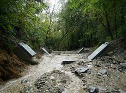 Lungo il letto del Tinella, il fiume dell'alluvione