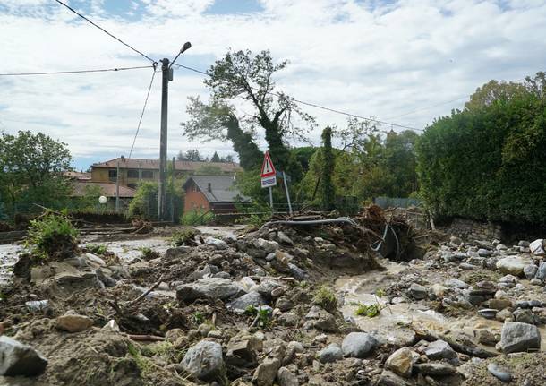 Lungo il letto del Tinella, il fiume dell'alluvione