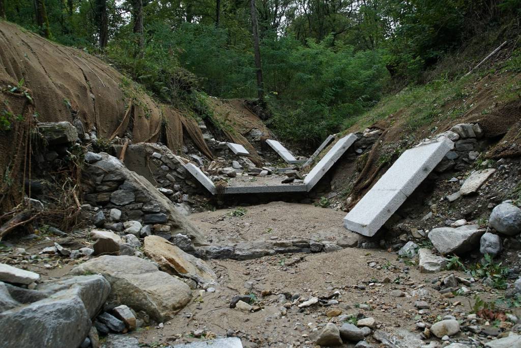 Lungo il letto del Tinella, il fiume dell'alluvione