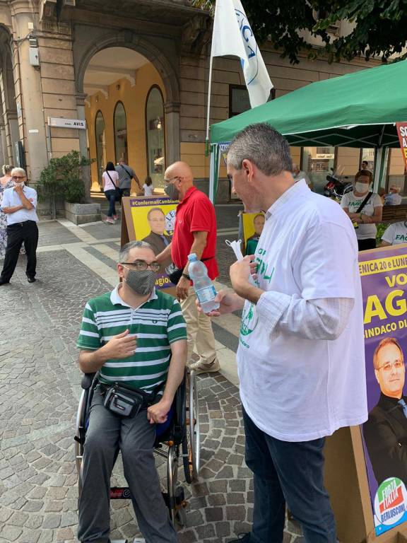 Paolo Grimoldi a Saronno: "Alle elezioni votate Fagioli". Doppio gazebo della Lega 
