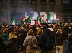 La manifestazione in piazza a Varese contro le norme anti contagio 