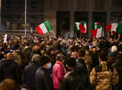 La manifestazione in piazza a Varese contro le norme anti contagio 