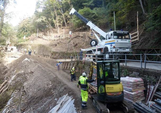 La posa del nuovo ponte a Curiglia