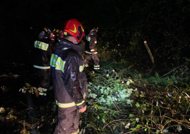 Notte di lavoro sotto la pioggia per i vigili del fuoco