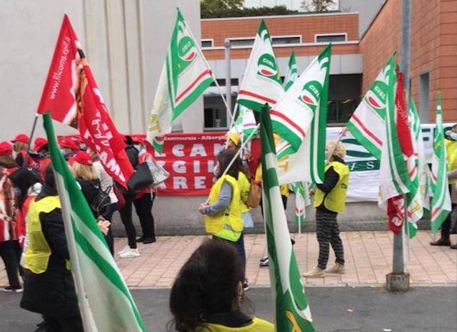 Presidio degli addetti alle pulizie davanti all'ospedale di Circolo