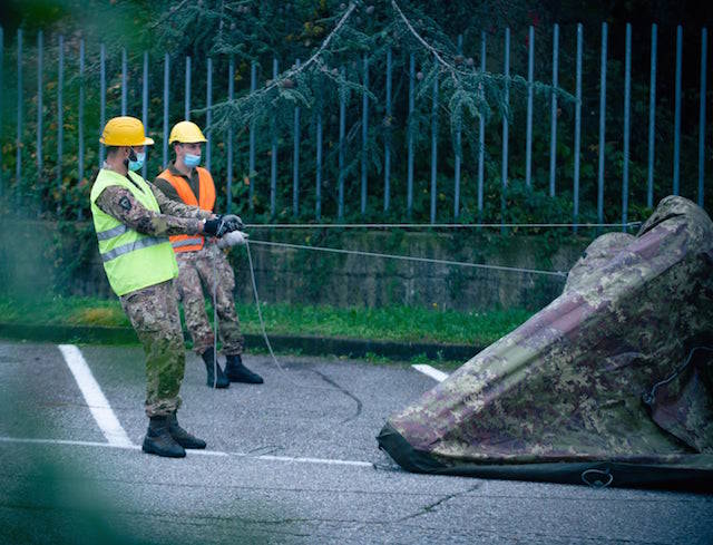 I militari della Nato al lavoro per il punto tamponi di Solbiate Olona