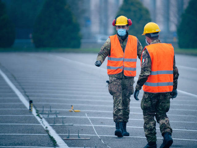 I militari della Nato al lavoro per il punto tamponi di Solbiate Olona