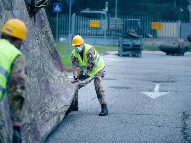 I militari della Nato al lavoro per il punto tamponi di Solbiate Olona