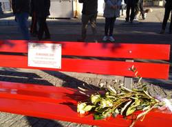 A Luino una “panchina rossa\" in riva al lago