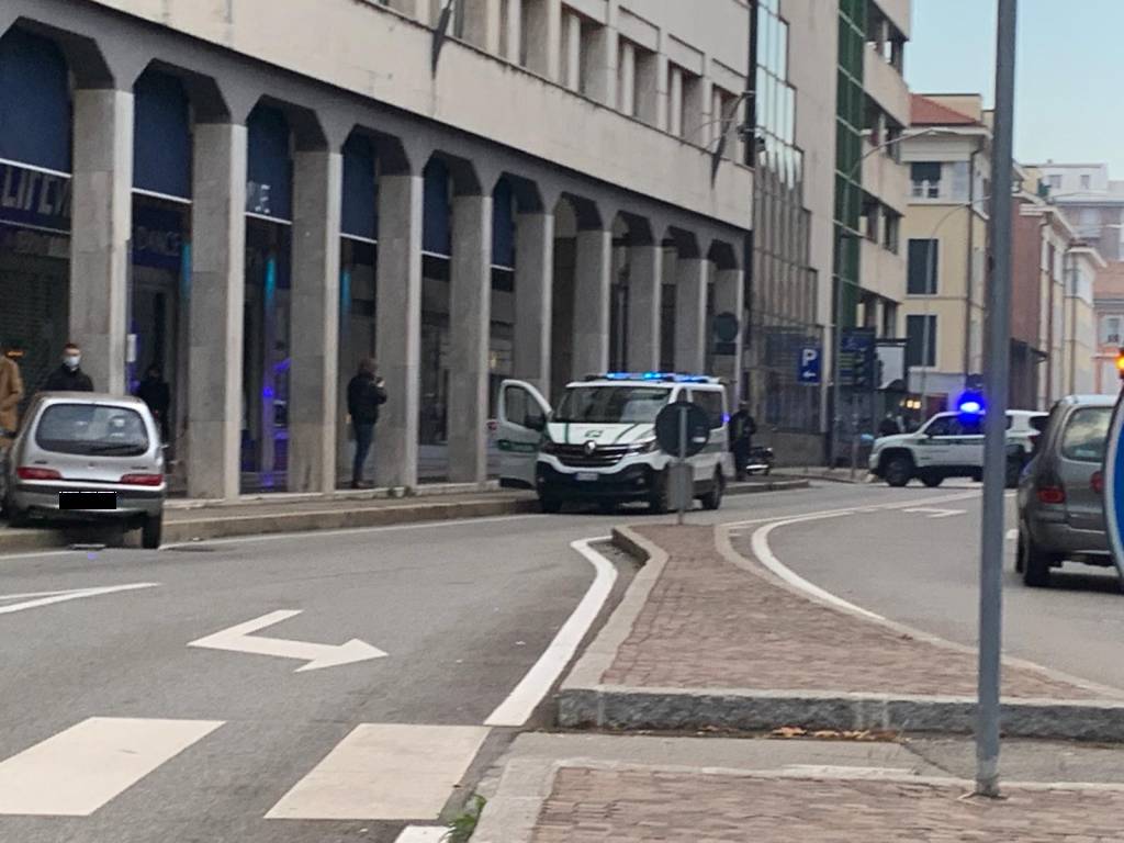 Gallarate, perde il controllo dell'auto e finisce sul marciapiede