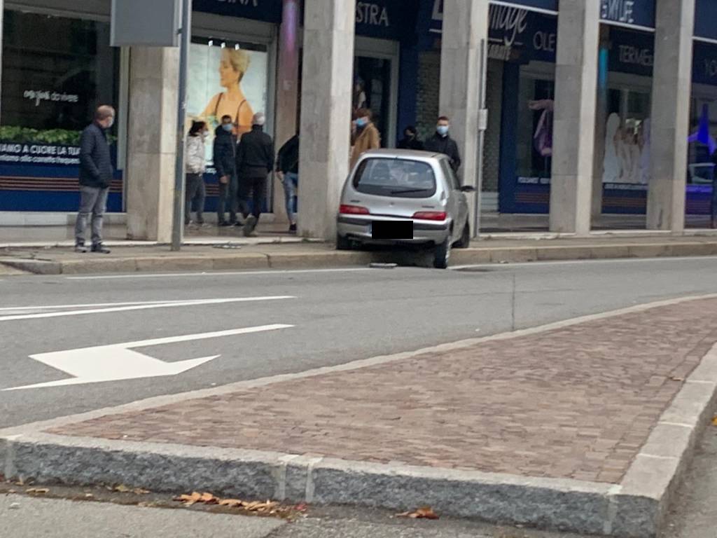 Gallarate, perde il controllo dell'auto e finisce sul marciapiede