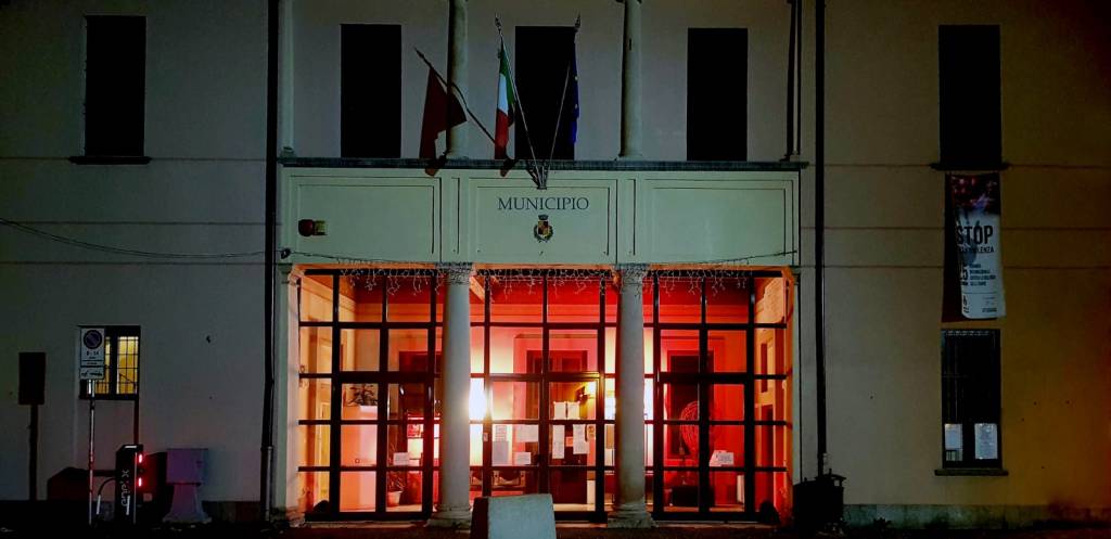 Gerenzano, il Municipio di illumina di rosso per dire no alla violenza contro le donne