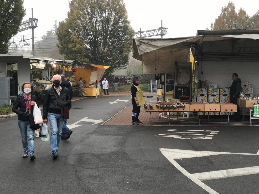 Saronno, al mercato tra incertezza e attesa