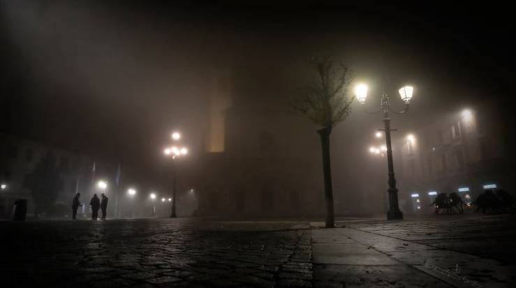 Saronno avvolta dalla nebbia (foto di Emanuele Santagostino)