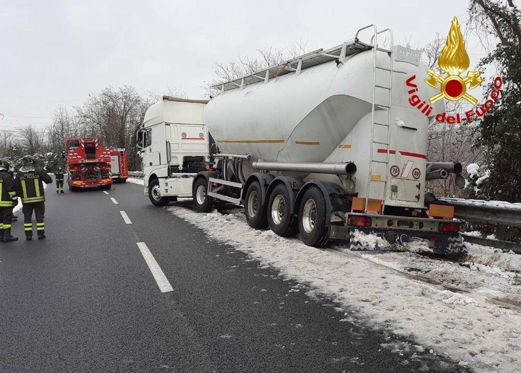 Camion fuori strada a Mercallo, intervengono i vigili del fuoco