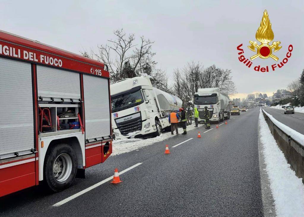 Camion fuori strada a Mercallo, intervengono i vigili del fuoco