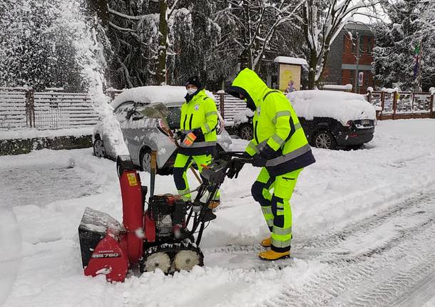 Jerago con Orago, la protezione civile e il varese4x4  collaborano per superare l\'emergenza neve