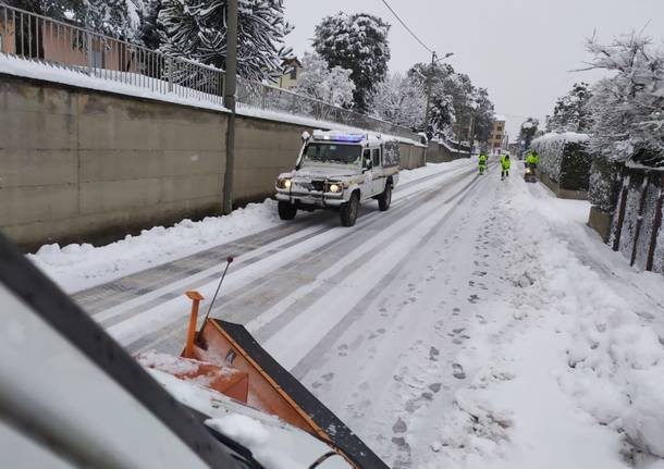 Jerago con Orago, la protezione civile e il varese4x4  collaborano per superare l\'emergenza neve