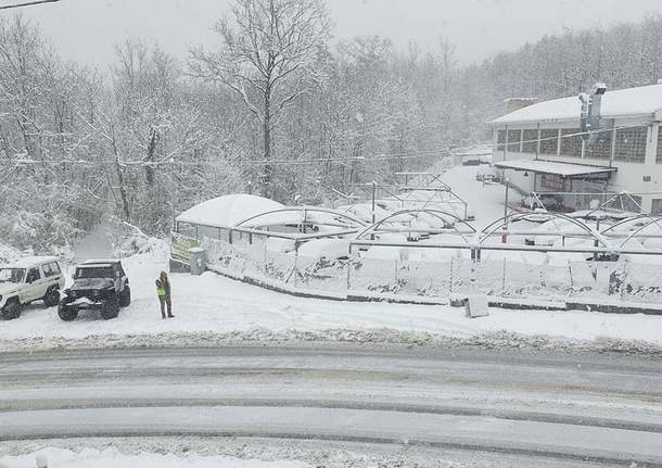 Jerago con Orago, la protezione civile e il varese4x4  collaborano per superare l\'emergenza neve