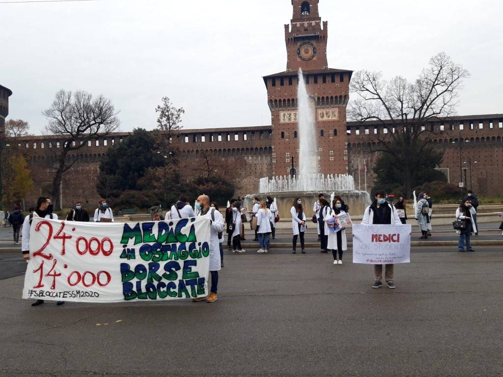 Giovani medici legnanesi in protesta a Milano