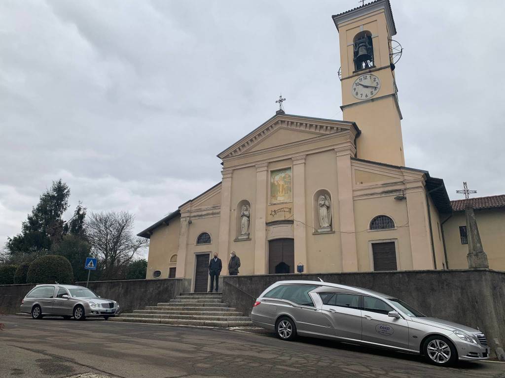 L'ultimo saluto per moglie e marito morti per Covid a Morosolo