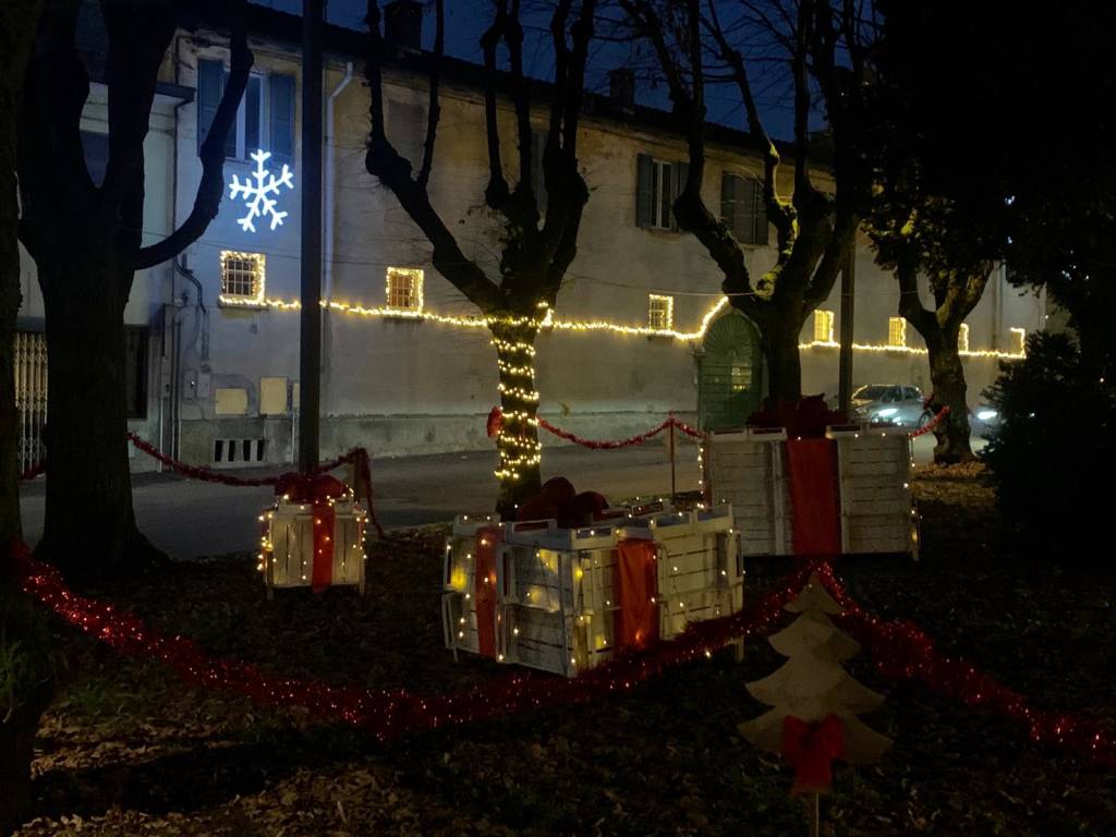 Luci e decorazioni di Natale a Mezzana e Lazzaretto