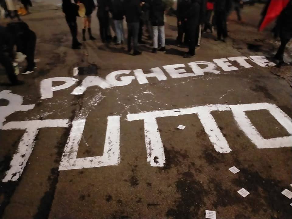 Protesta degli anarchici in centro a Saronno