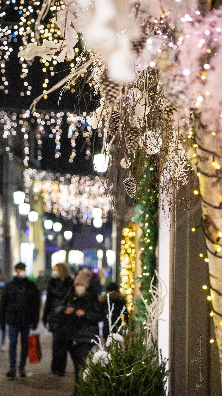 Saronno, la magia del Natale tra lucine e atmosfera di festa