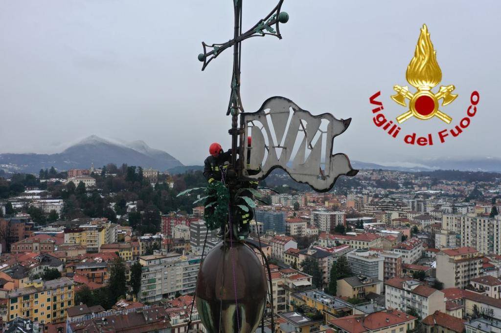 Varese - I Vigili del fuoco posano la corona per la festa dell'Immacolata