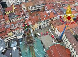 Varese - I Vigili del fuoco posano la corona per la festa dell'Immacolata