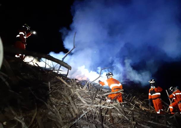 Legna in fiamme nei boschi di Arcisate