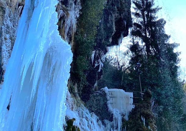 Ghiacciano le cascate della Valganna