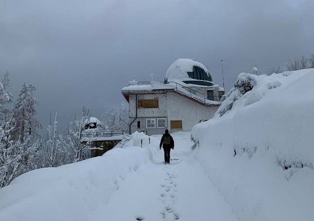 Osservatorio isolato, i soci al lavoro per sgomberarlo dalla neve