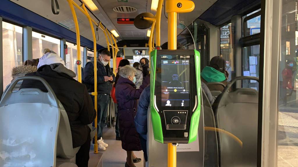 Un giro in bus per scoprire le nuove macchine per la convalida dei biglietti a Varese