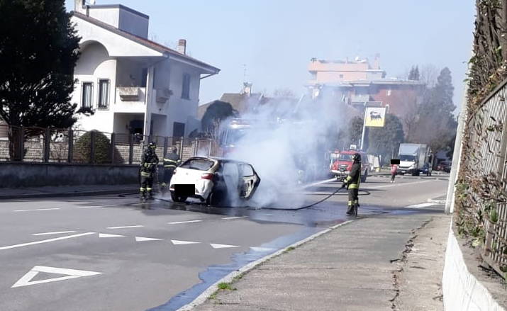 Auto in fiamme viale Lombardia Castellanza 