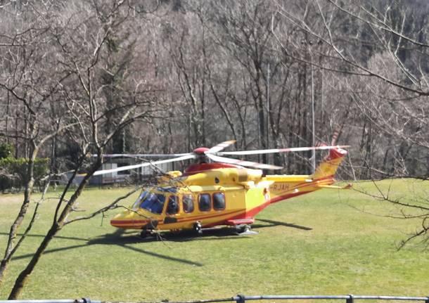 Cade dalla bici al Sacro Monte, interviene l'elisoccorso